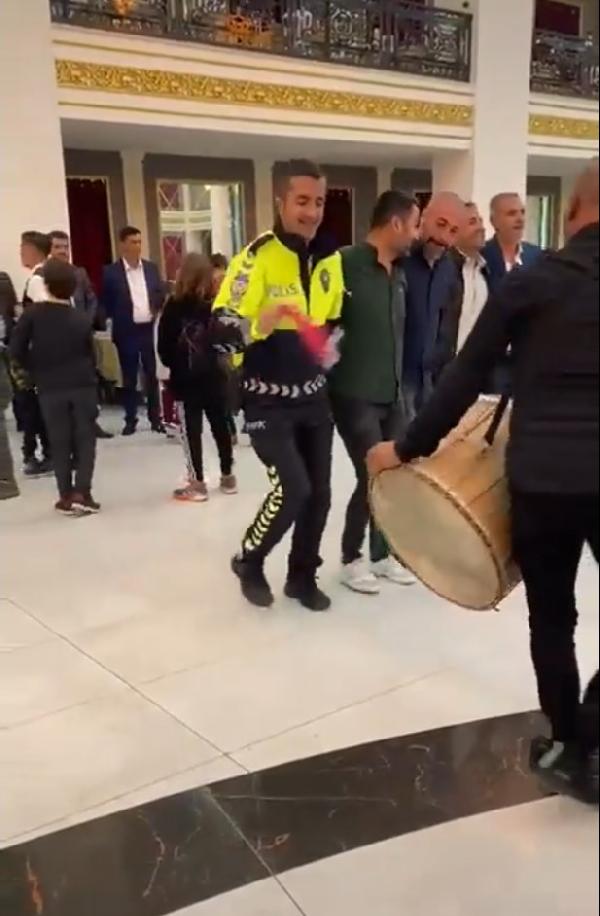 Trafik polisinin halaybaşı olduğu görüntüler ilgi çekti