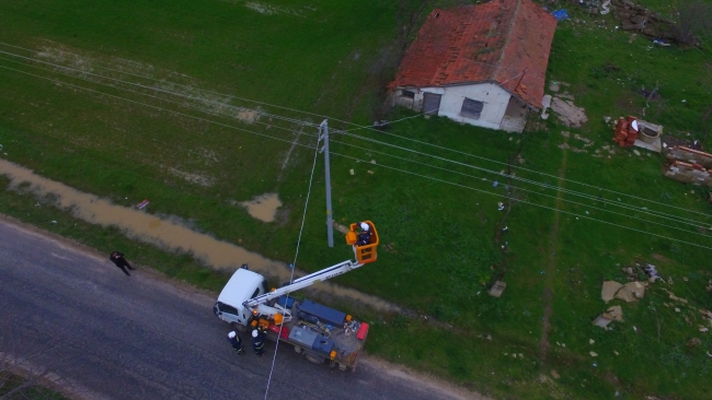 Refiye Dülger'in yüksek gerilim hattındaki tehlikeli mesaisi