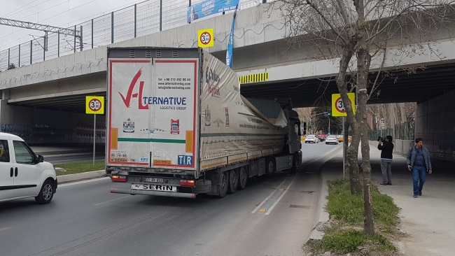 Ataköy'de tır ve otobüs tren alt geçidinde sıkıştı