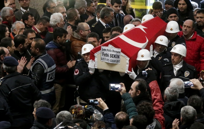 Polis memuru Fethi Sekin ile adliye çalışanı Musa Can için İzmir Adliyesinde düzenlenen tören / Fotoğraf: AA