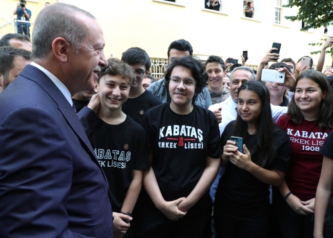 Cumhurbaşkanı Erdoğan şarkıya eşlik etti