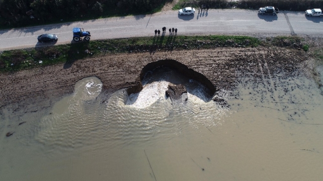 İzmir'de aşırı yağışlardan sonra derin obruklar oluştu