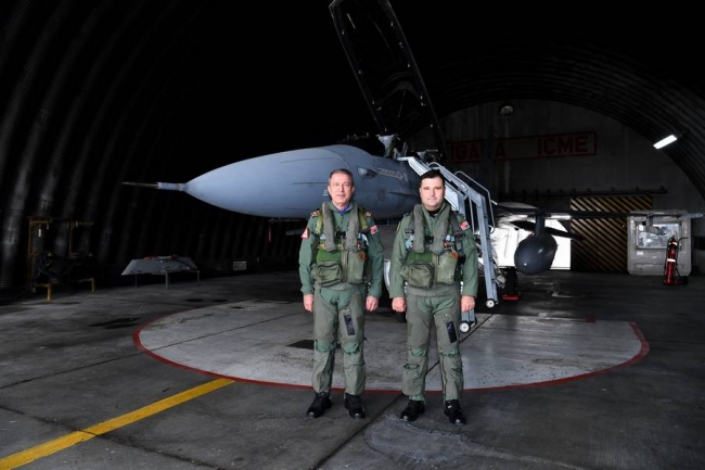 Genelkurmay Başkanı Akar, F-16 ile uçtu