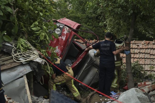 Kontrolden çıkan kamyon evin çatısına düştü