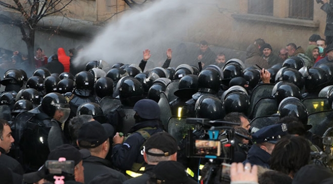 Gürcistan'da güvenlik güçleri, parlamentoyu kuşatan protestoculara müdahale etti