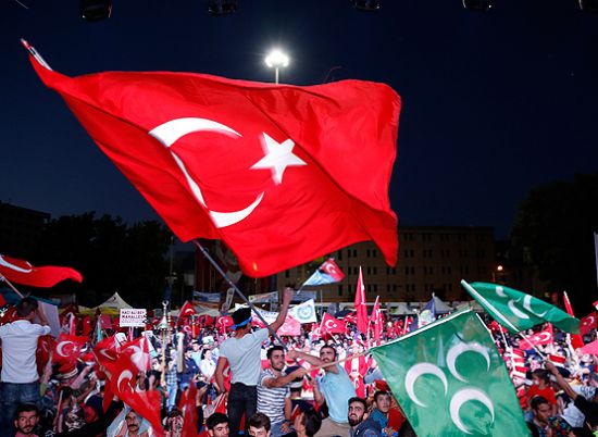 Meydanlarda 'demokrasi nöbeti' devam ediyor