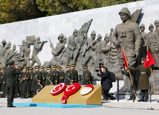 Devlet erkanı Şehitler Abidesi'nde düzenlenen törene katıldı