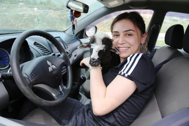 Görme engelli kuzusunun adeta gözü kulağı oldu