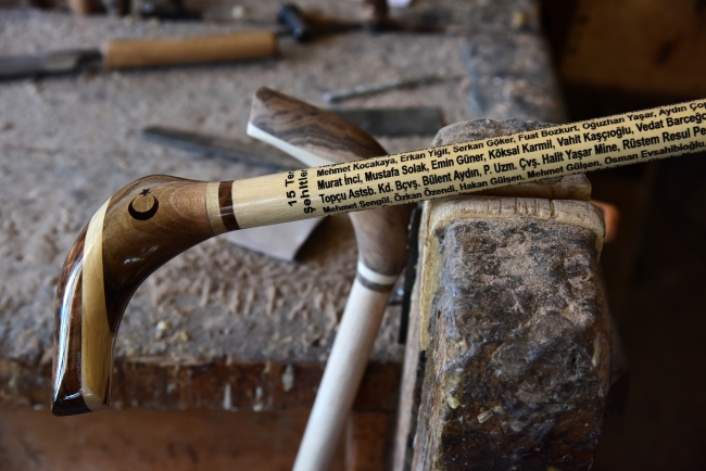 249 şehidin ismini bastona işledi