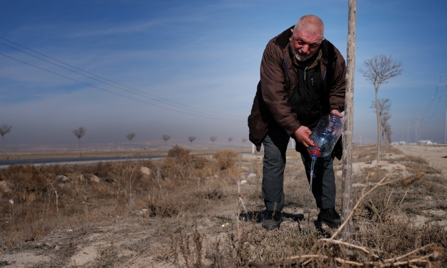40 yılda yüzlerce fidan dikti, her gün suluyor