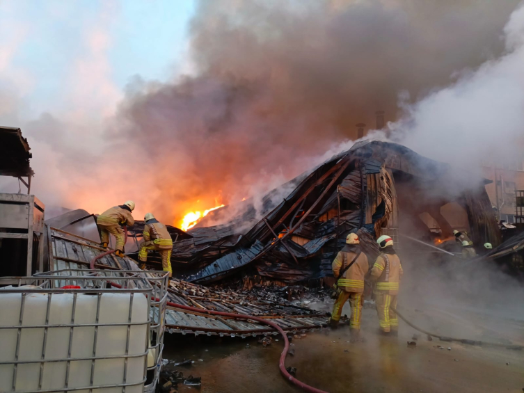 Esenyurt'ta plastik üretilen atölyede çıkan yangın söndürüldü