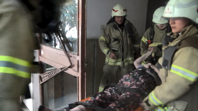 Avcılarda bir evde yangın: 97 yaşındaki kadın son anda kurtuldu