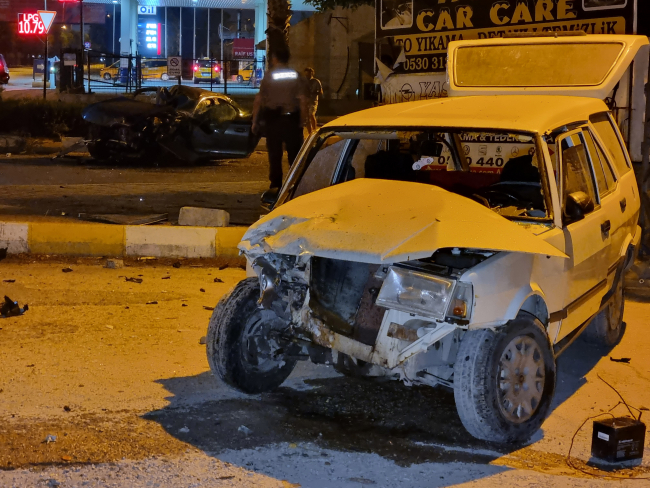Hurdaya dönen otomobilden yara almadan çıktı