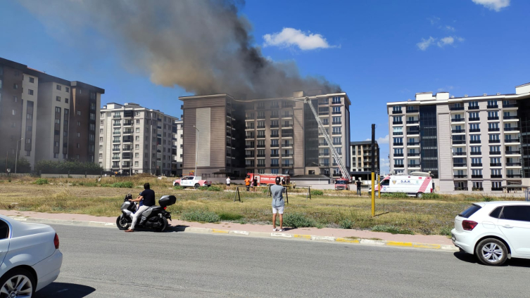 Silivri'de 9 katlı binanın çatısı alev alev yandı