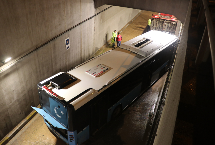 Antalya'da sağanak: Otobüs tünelde mahsur kaldı