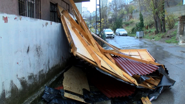 Maltepe'de lodos 2 evin çatısını uçurdu