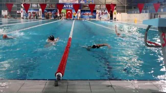 Kayseri'de engelli öğrenciler yüzme öğreniyor