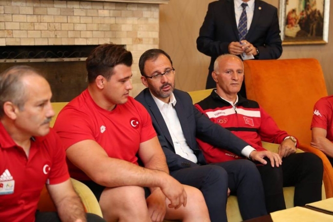 Gençlik ve Spor Bakanı Kasapoğlu güreşçileri ziyaret etti