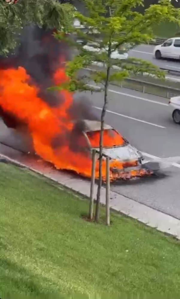 Ümraniye’de seyir halindeki otomobil alev alev yandı