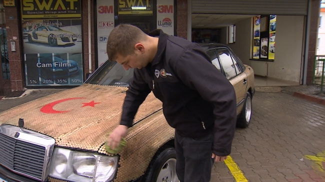 Otomobili 25 bin tane 1 kuruş ile kapladılar