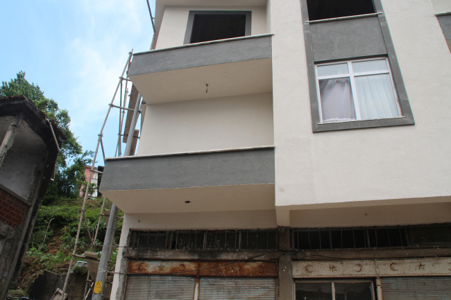 Rize'de fıkra gibi olay: Balkonun kapısına duvar ördü