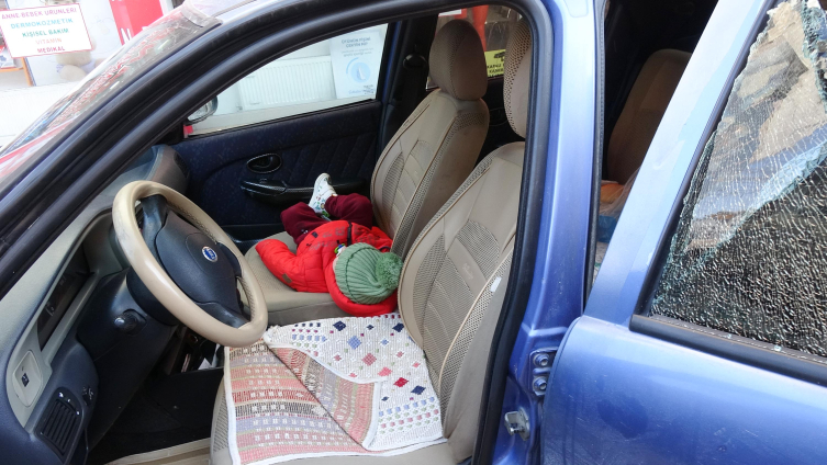 Kapıları arızalı otomobilde kilitli kalan bebeği itfaiye kurtardı