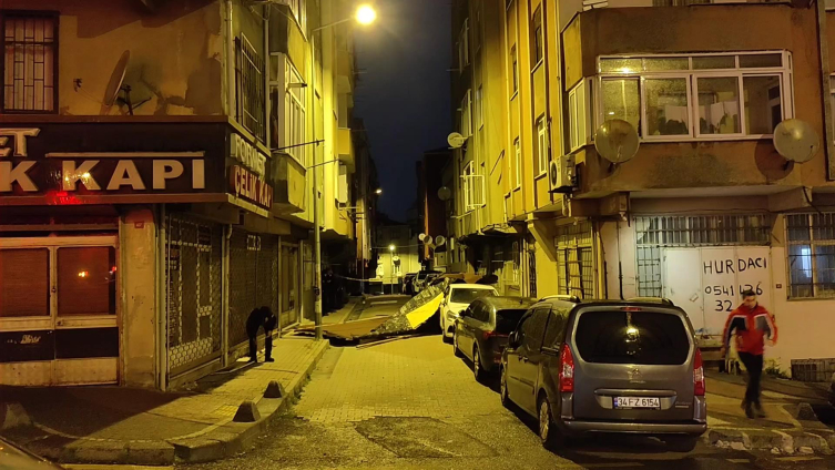 İstanbul'da fırtına: Binanın çatısı uçtu