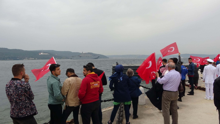 TCG Anadolu Çanakkale Şehitler Abidesi'ni selamladı