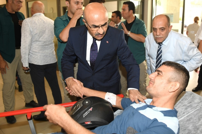  Adana Valisi Mahmut Demirtaş, yaralıları tedavi gördükleri hastanede ziyaret etti. Fotoğraf: AA