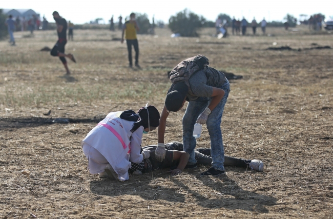 İsrail'in şehit ettiği gönüllü hemşire Rezzan en-Neccar son yolculuğuna uğurlandı
