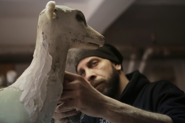 Nesli tükenen hayvanları, heykelleriyle yaşatıyor