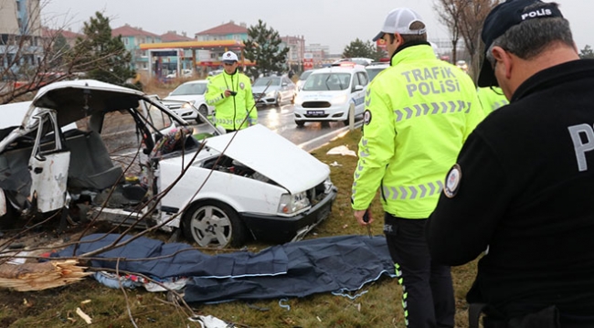 Kütahya'da otomobil refüjdeki ağaca ve direğe çarptı: 2 ölü, 3 yaralı