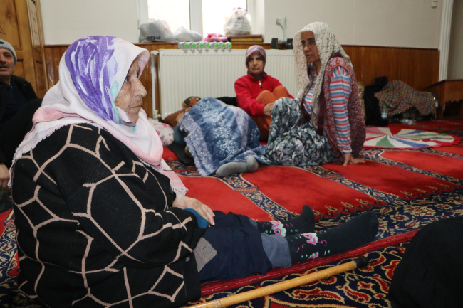 Evleri hasar gören depremzedeler camilere sığındı