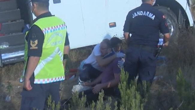 Sağlık çalışanı yaralı adamı sarılarak teselli etti