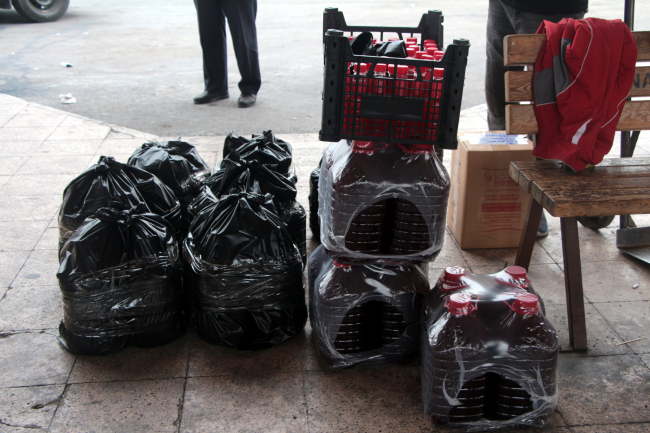 Yanan motosikleti şalgam suyu dökerek söndürdüler