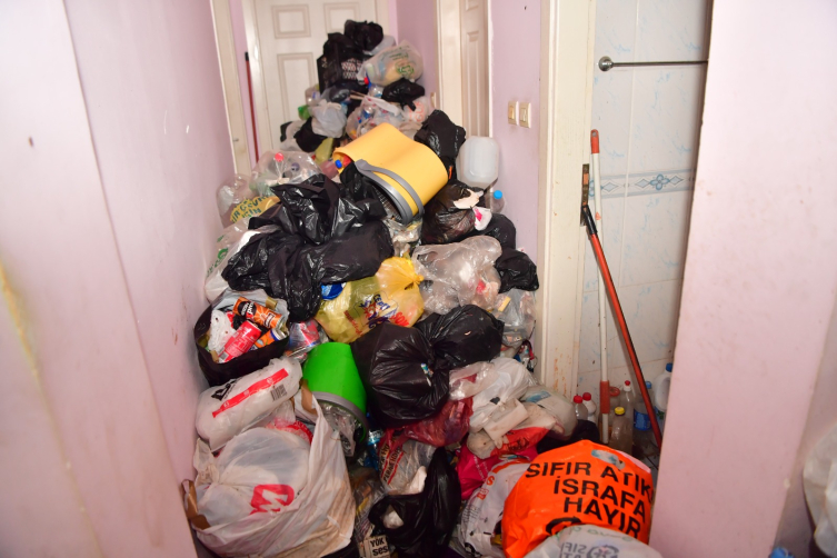 Evinden 20 ton çöp çıktı: Yapmayın, bunlar yılların emeği