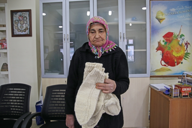 Tek eliyle ördüğü çorapları Mehmetçiğe gönderdi