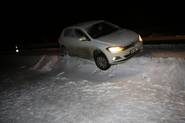 Tokat'ta buzlanma ulaşımı aksattı