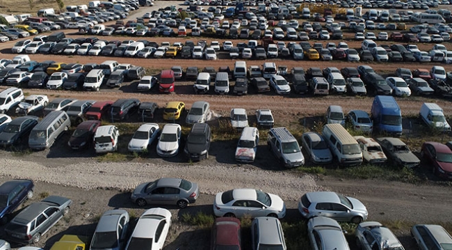 Yaklaşık 5 bin araç otoparkta çürümeye terk edildi