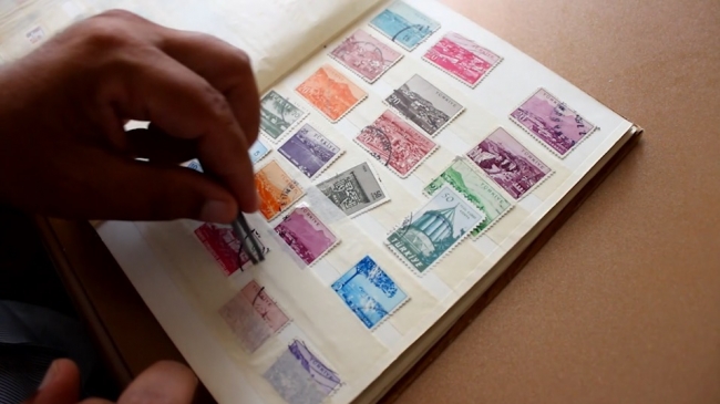 Pazarcının 30 yıllık pul tutkusu