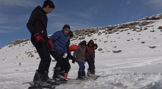 Karslı çocukların 150 metrelik pistte kayak keyfi