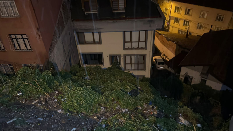 İstanbul'da toprak kayması: Apartmandaki 25 kişi tahliye edildi