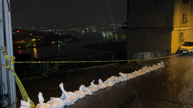 İstanbul'da toprak kayması: Apartmandaki 25 kişi tahliye edildi