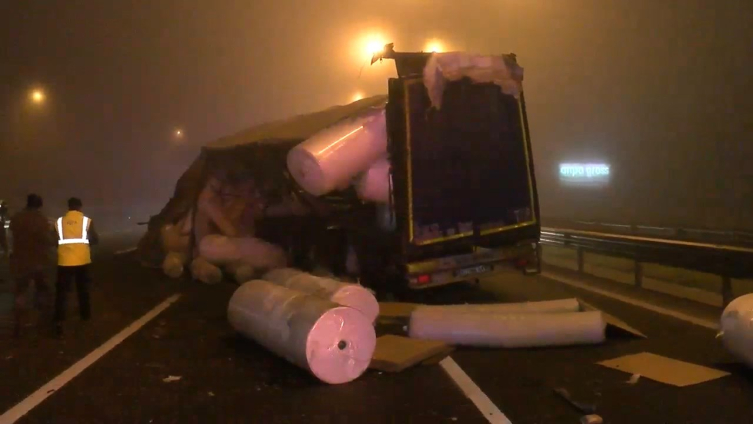 Yolcu otobüsü tıra çarptı: 19 kişi yaralandı