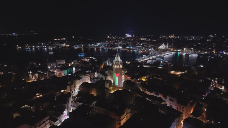 Galata Kulesi'ne Filistin bayrağı yansıtıldı