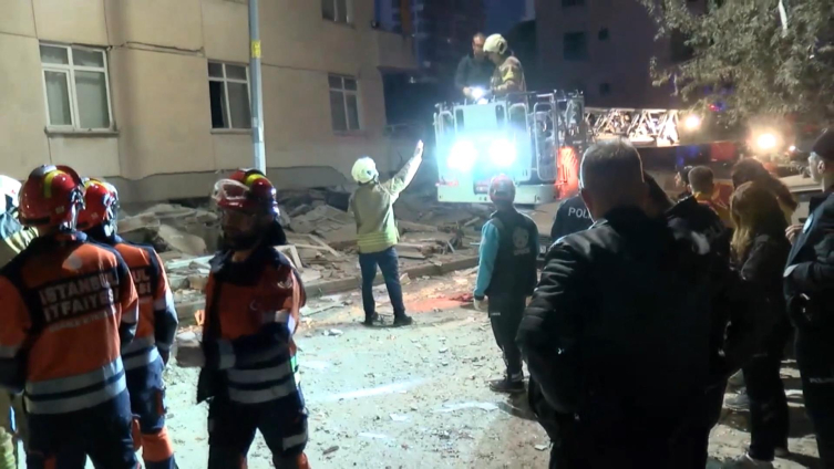 İstanbul'da 7 katlı bina kısmen çöktü