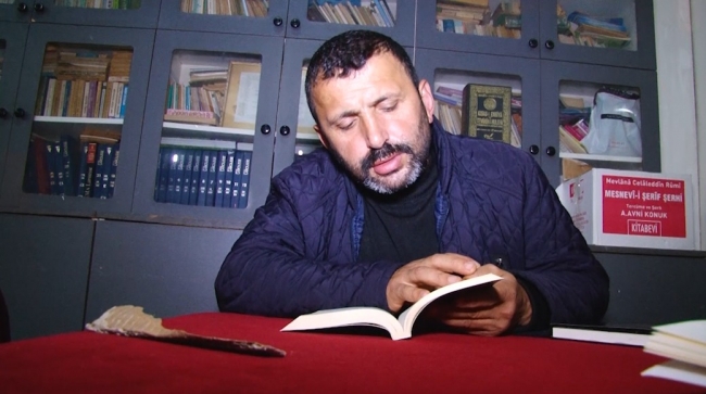 Sakarya'daki köy kahvehanesinde her gün okuma saati yapılıyor