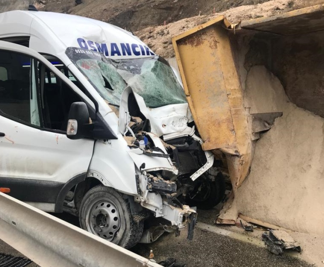 Çorum'da devrilen kamyon minibüse çarptı: 1 ölü, 8 yaralı