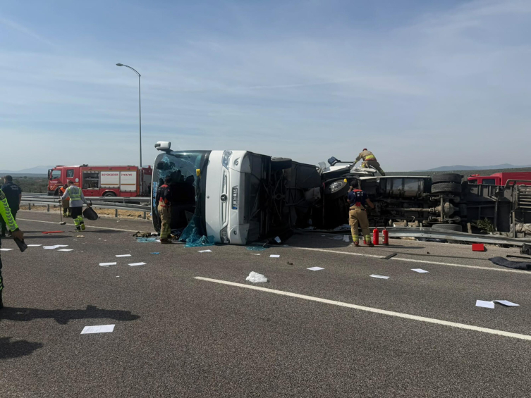 Manisa'da yolcu otobüsü ile çekici çarpıştı: 11 ölü, 27 yaralı