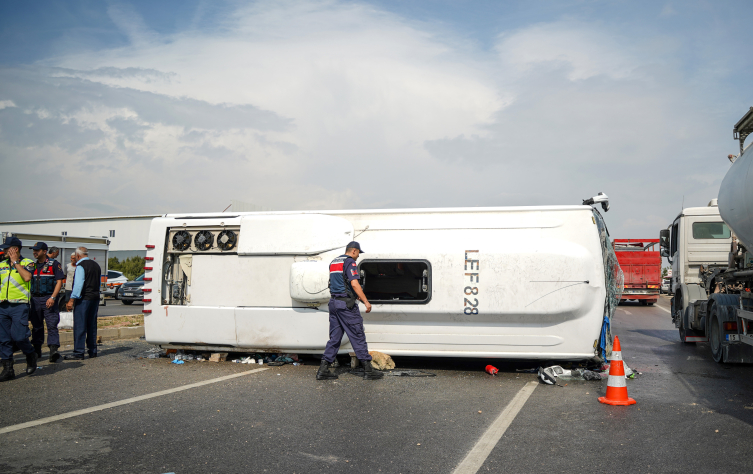 Antalya'da midibüs devrildi: 17 yaralı